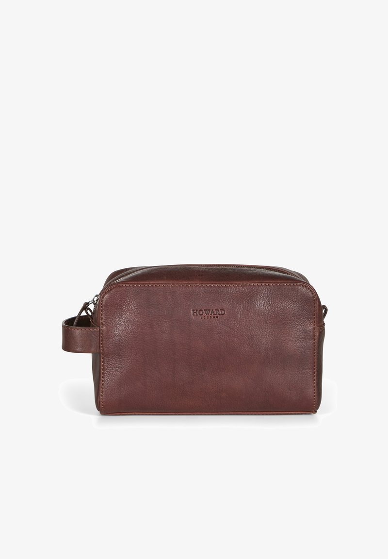 Trousse de toilette en cuir marron avec une texture lisse, de forme rectangulaire, fermeture éclair et une poignée sur le côté. Logo "Howard London" embossé à l'avant.