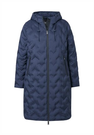 Piumino blu navy con chiusura a zip, cappuccio e tasche laterali. Presenta una texture trapuntata a motivo chevron. Maniche lunghe, lunghezza fino al ginocchio.