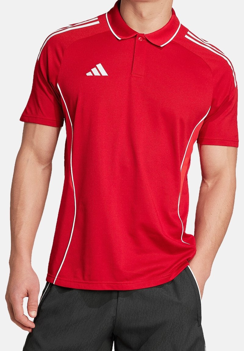Czerwona koszulka polo z przewiewnego materiału, z białymi akcentami, trzema paskami na ramionach oraz klasycznym kołnierzykiem.
