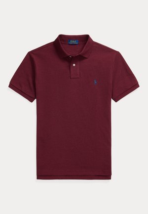Bordeauxrode poloshirt met korte mouwen, kraag en knoopsluiting met twee knopen, met een klein blauw geborduurd logo op de linkerborst.
