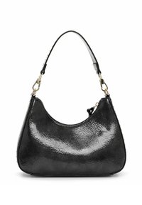 Zwarte leren handtas met een glanzende afwerking, gebogen vorm en gouden metalen details. Voorzien van een enkele schouderband en gestructureerde zijden.