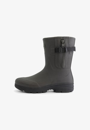 Botte imperméable grise en caoutchouc avec une surface texturée, un design épuré et un accent de boucle sur le côté. Semelle chunky noire pour une meilleure adhérence.