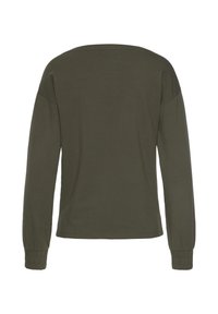 Maglietta a maniche lunghe di colore verde oliva realizzata in tessuto morbido. Presenta un ampio scollo e polsini arricciati per un fit rilassato.