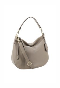 Sac à épaule en cuir tan avec une finition texturée, une forme arrondie, une fermeture à glissière sur le dessus et une bandoulière amovible avec des accents en matériel doré.