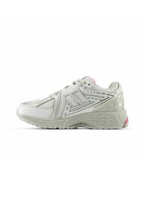 Chaussure de running New Balance blanche et grise avec empeigne en mesh, semelle épaisse et amortie, et subtils accents roses, vue de profil.
