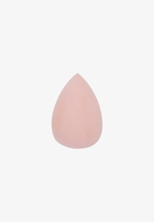 Makeup-svamp i tåreform, myk tekstur og lys rosa farge. Glatt overflate med en spiss tupp for presis påføring.