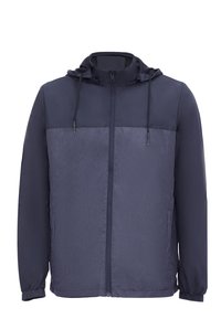 Temno plavi windbreaker s jaknim zatvaračem, kapuljačom s vezicom i kontrastnim panelom od teksturirane tkanine. Elastične manžete i rub.