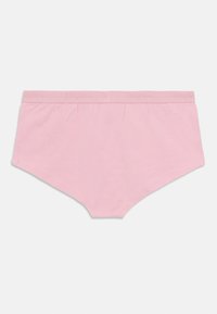 Slip di cotone rosa con una texture liscia, caratterizzati da una cintura morbida e sottili pieghe davanti per un tocco di dettaglio in più.