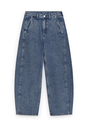 Jean en denim bleu taille haute à jambes larges, avec poches avant obliques, passants pour ceinture et fermeture par bouton à la taille.