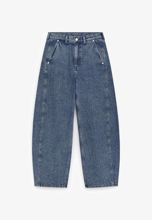 Jean en denim bleu taille haute à jambes larges, avec poches avant obliques, passants pour ceinture et fermeture par bouton à la taille.