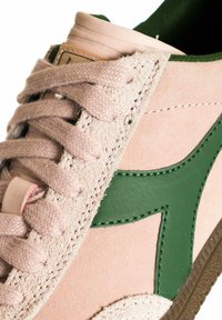 Sneaker in suede rosa con accenti in pelle verde e sovrapposizioni texture. Presenta lacci piatti e intrecciati e cuciture a contrasto. Design con punta rotonda.