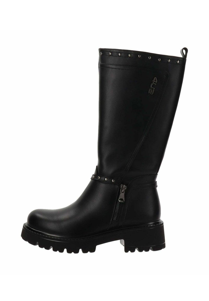 Botas altas negras de cuero sintético suave, con cremallera lateral, detalles con tachuelas en la parte superior y suela de goma texturizada.