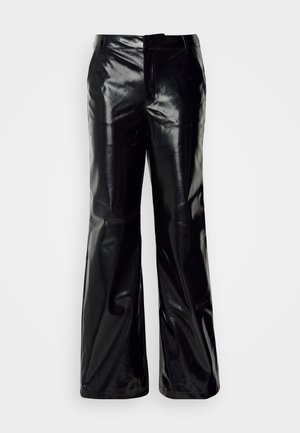 Juodos spalvos plačiomis kojomis imitacinės odos kelnės blizgiu paviršiumi, su priekyje esančia užtrauktuku ir diržo kilpomis reguliuojamam pritaikymui.