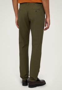 Olivgröna chinos med rak passform, som har bakfickor med knappstängning, tillverkade av en tålig bomullsmix.