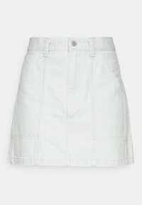 Ljusblå denimkjol med hög midja, två framfickor och synliga sömdetaljer. Har en silverknapp som stängning.