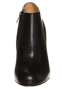 Czarna skórzana botka za kostkę o eleganckim wzornictwie, zaokrąglonym nosku i z bocznym zamkiem błyskawicznym ułatwiającym zakładanie. Gładka tekstura i połyskliwe wykończenie.