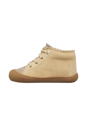 Scarpa da neonato beige in camoscio con tomaia alta, lacci beige, suola in gomma marrone e bordo decorativo cucito intorno alla caviglia.