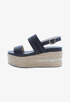 Czarne platformy na sandały z plecioną jucie podeszwą, z szerokim paskiem i regulowanym zapięciem na kostce. Ozdobione tekstem marki.