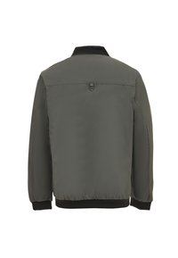 Jachetă bomber verde închis cu un finisaj mat, guler și manșete negre ribbate și o buclă discretă de agățat în spate. Textură netedă.