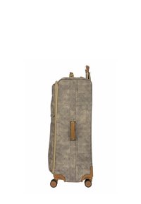 Valise à roulettes en tissu tissé beige avec des accents marron, dotée d'une poignée supérieure, d'une poche zippée latérale et de deux grandes roues pour la mobilité.