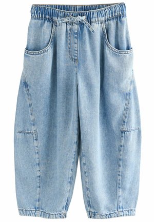 Pantalons en denim bleu clair avec une taille élastique, un cordon de serrage et deux poches latérales. Présente un design décontracté et des bords effilochés.