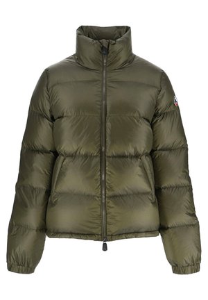 Chaqueta acolchada verde oliva con un alto cuello, cremallera frontal y puños gather. Patrón acolchado notable y detalle del logotipo en la manga.