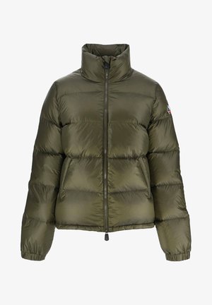 Chaqueta acolchada verde oliva con un alto cuello, cremallera frontal y puños gather. Patrón acolchado notable y detalle del logotipo en la manga.