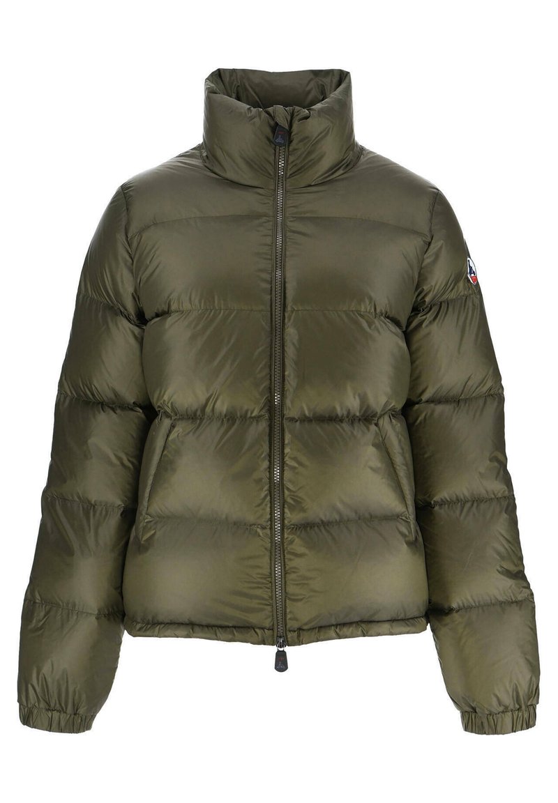 Chaqueta acolchada verde oliva con un alto cuello, cremallera frontal y puños gather. Patrón acolchado notable y detalle del logotipo en la manga.