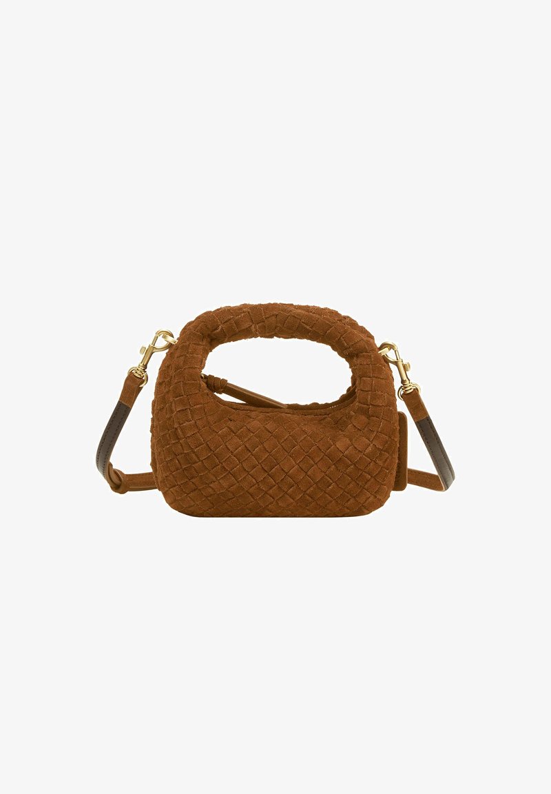 Bolso de Suede trenzado marrón con un asa superior redondeada, correa de hombro ajustable y acentos de hardware dorado. Detalle de superficie texturizada.