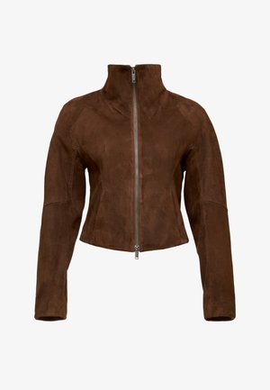 Veste en daim marron courte avec un col montant et des manches longues, dotée d'une fermeture éclair à l'avant et de détails de couture minimalistes.