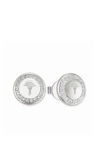 Pendientes de plata con un diseño central que presenta un símbolo, rodeado por un anillo de brillantes claros y un acabado superficial suave.