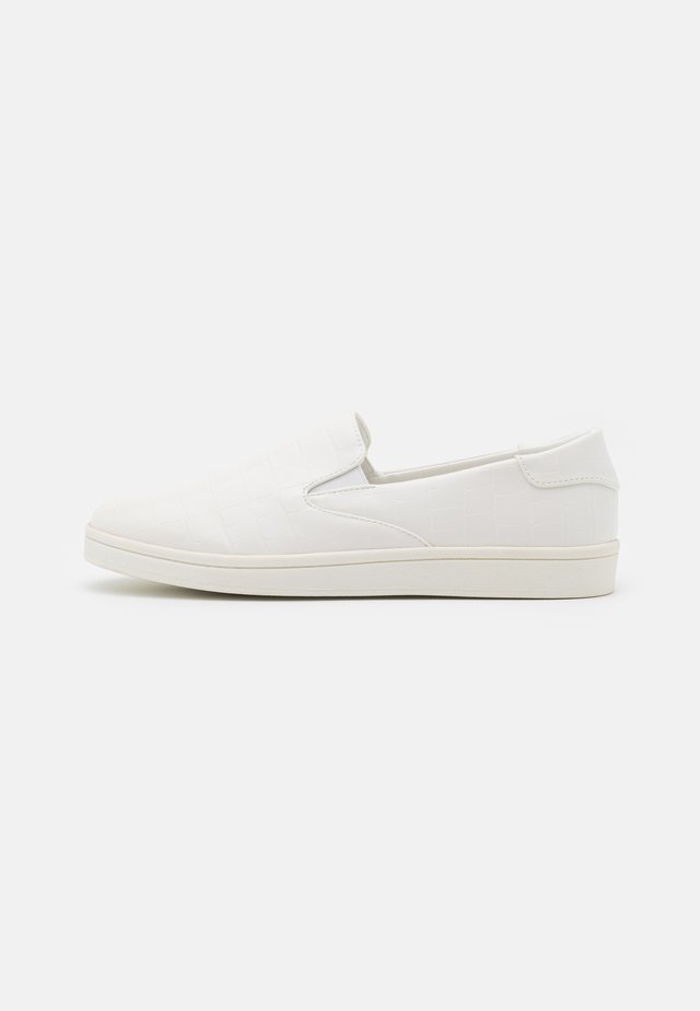 Loaferit/pistokkaat - white