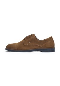 Zapatos de ante marrón con cordones, de textura suave, puntera redondeada y suela de goma en contraste. Presentan detalles de costura y un logotipo.