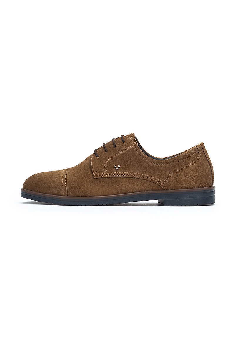 Zapatos de ante marrón con cordones, de textura suave, puntera redondeada y suela de goma en contraste. Presentan detalles de costura y un logotipo.