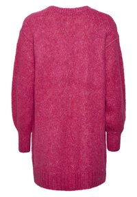 Maglione oversize a maniche lunghe di un vivace colore rosa, con una consistenza morbida e pelosa e orlo a coste, dotato di un classico scollo rotondo.