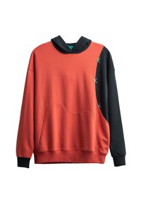 Felpa rossa e nera con tasca a marsupio, design a spaccatura, dettagli in cucitura verde e cappuccio nero. Materiale in cotone, vestibilità casual.