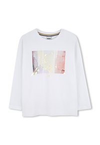 Witte lange mouwen shirt met een kleurrijke abstracte stadsgezichtprint en gouden folie-spetters, met het woord "BOSS" onder het ontwerp.