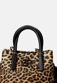 Borsa a tracolla con stampa leopardata, dalla forma strutturata, con manici in pelle nera, hardware lucido e un logo prominente sulla parte anteriore.