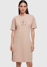 Merchcode MOTHERS DAY - SHE IS OVERSIZED SLIT - Kjole - duskrose