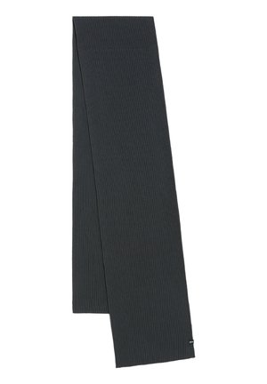 Écharpe en maille côtelée gris foncé, rectangulaire et pliée dans le sens de la longueur, avec une petite étiquette noire à une extrémité.