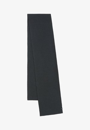 Donkergrijze geribbelde gebreide sjaal, rechthoekig en in de lengte gevouwen, met een klein zwart label aan één uiteinde.