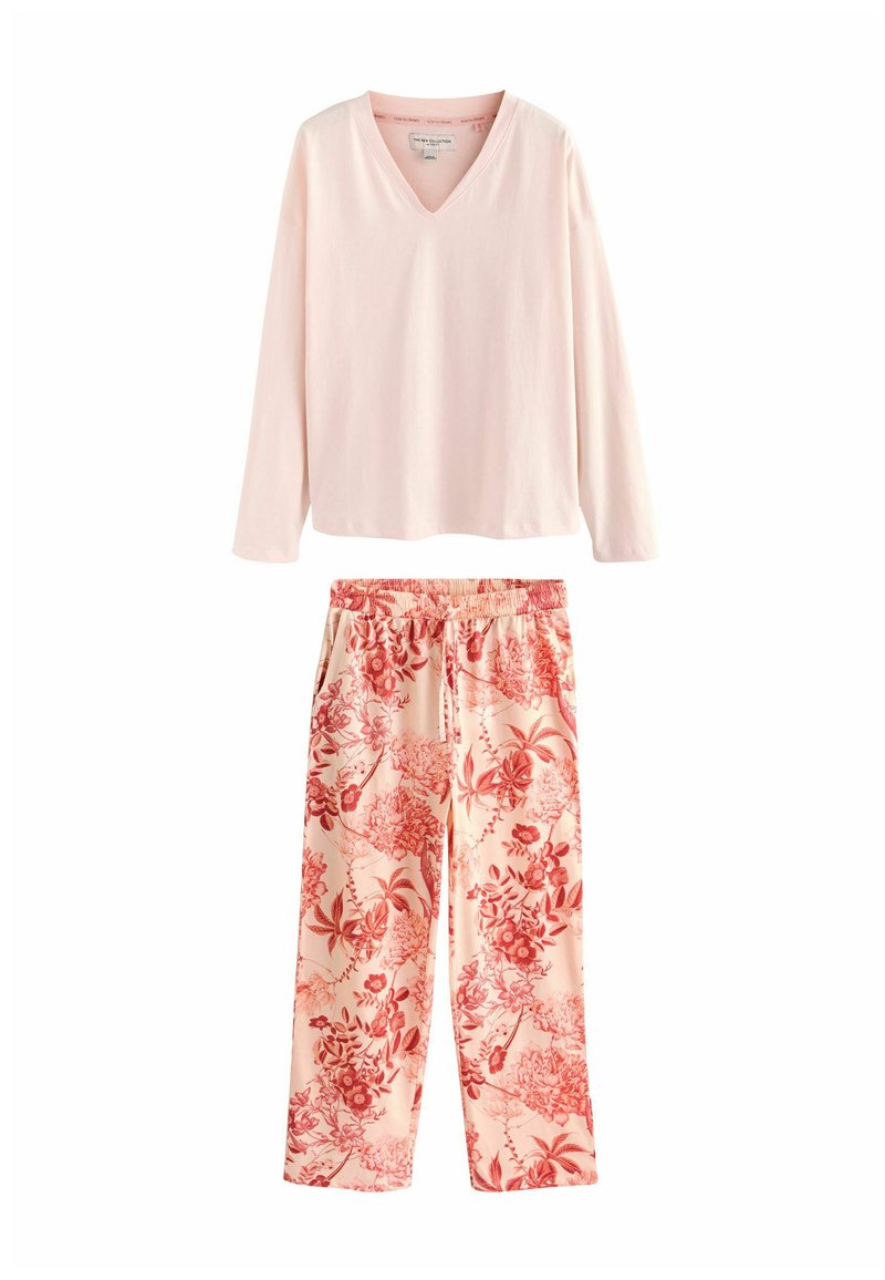 Heledad roosa pikkade varrukatega V-kaelusega topp, mille juurde on sobitatud lillemustriga püksid helesalmoni ja punastes toonides, millel on elastne vöökoht ja küljetaskud.