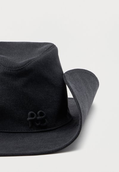 Σκούφος από ύφασμα σκούρου γκρι χρώματος με φαρδύ γείσο ελαφρώς γυρισμένο και μικρή υφασμάτινη λεπτομέρεια με θηλιά στο πλάι.