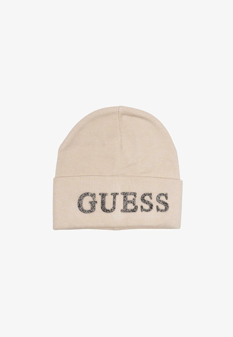 Berretto lavorato a maglia beige con risvolto caratterizzato dalla scritta "GUESS" in lettere color argento metallizzato. Tessuto morbido e testurizzato.
