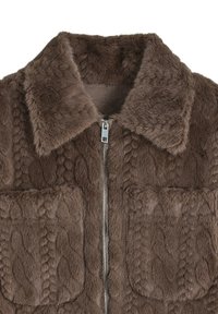 Veste en fausse fourrure marron avec un motif tricoté en câble texturé, fermeture éclair argentée et deux grandes poches avant. Matière douce et moelleuse.