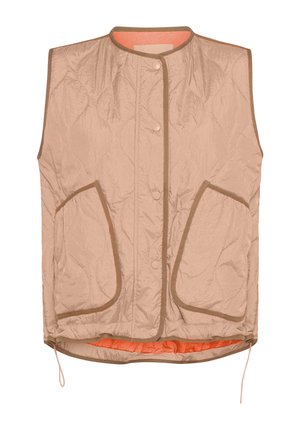 Chaleco sin mangas acolchado en beige claro con dos bolsillos frontales, forro naranja en contraste y borde marrón. Presenta un cierre de botones y dobladillo ajustable.