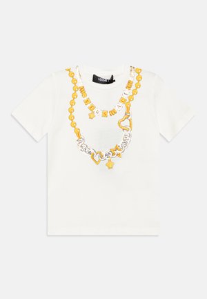 Camiseta de algodón blanca con un gráfico colorido de cadenas y cuentas en capas, con acentos en oro y plata, incluyendo un logotipo y charms decorativos.