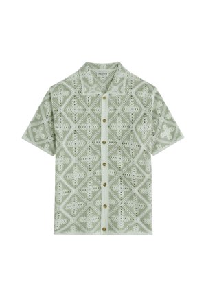 Chemise à manches courtes avec un motif crochet vert clair et des boutons en bois, présentant un col classique et un design géométrique.