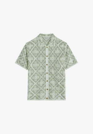 Chemise à manches courtes avec un motif crochet vert clair et des boutons en bois, présentant un col classique et un design géométrique.