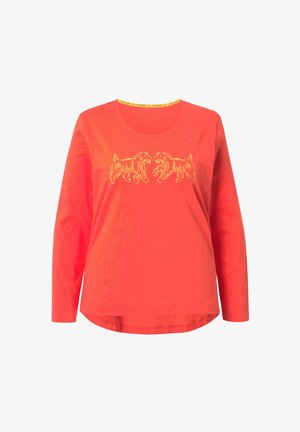 Langarm T-shirt in fel koraalrood, gemaakt van zacht materiaal, met een gele afbeelding van twee honden. Ronde zoom en een ronde hals.